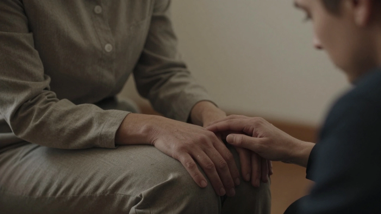 Руки психолога в тишине, рядом с невидимым человеком, который плачет — момент глубокого присутствия.